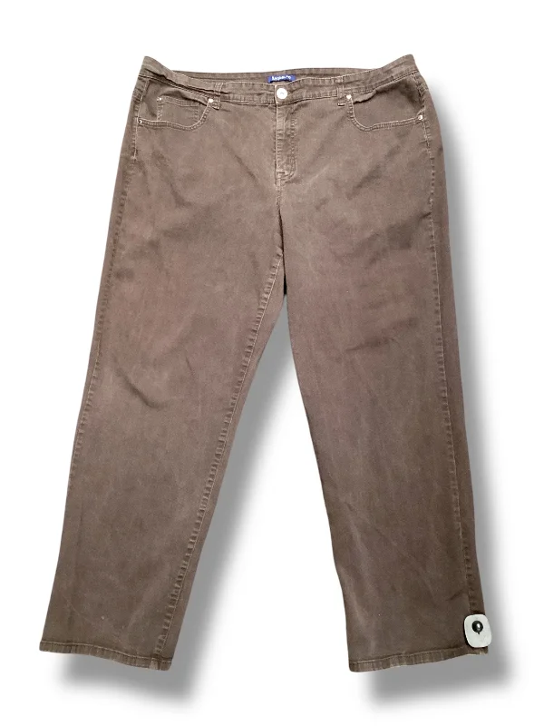 Stretch denim jeans with a fitted waist and loose legsJeans Straight By Bandolino In Brown, Size: 22