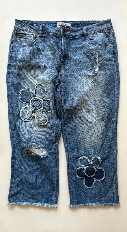 Jeans with a cropped length and rolled-up cuffs for a trendy lookJeans Cropped By Cato In Blue, Size: 14